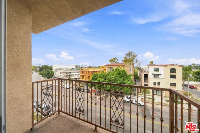 Building Photo - 956 S Wilton Pl