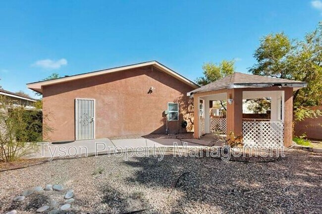 Building Photo - 3013 Taos Meadows Dr NE
