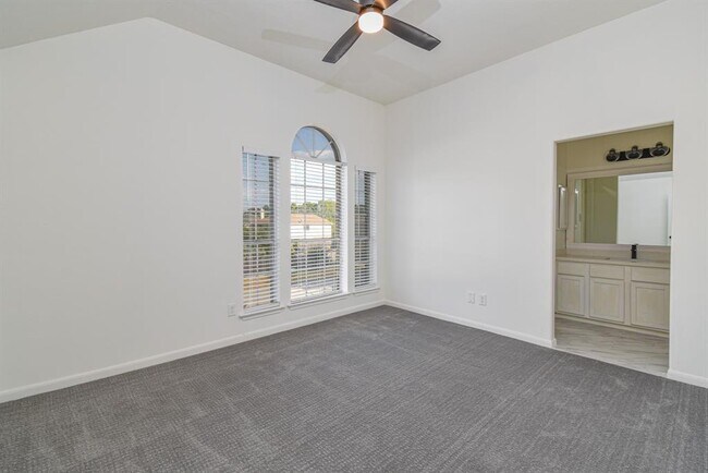 Building Photo - 30611 Country Meadows Dr