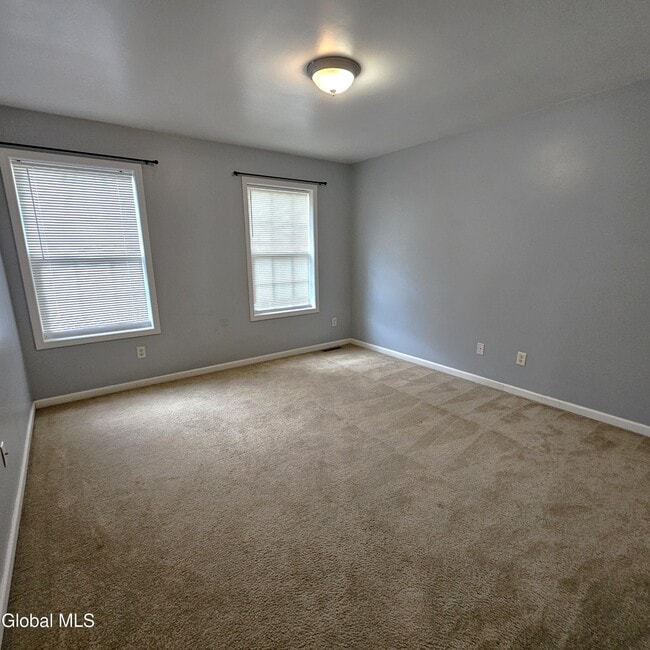Building Photo - 4 Round Table Rd
