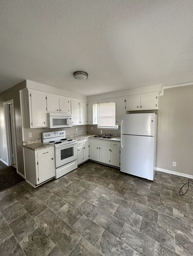 Building Photo - 3 Bedroom Home For Rent Over The River!