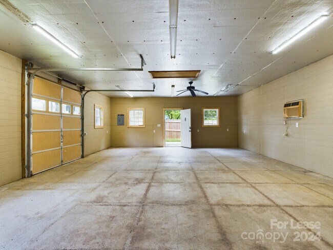 Building Photo - 618 Monroe Hwy