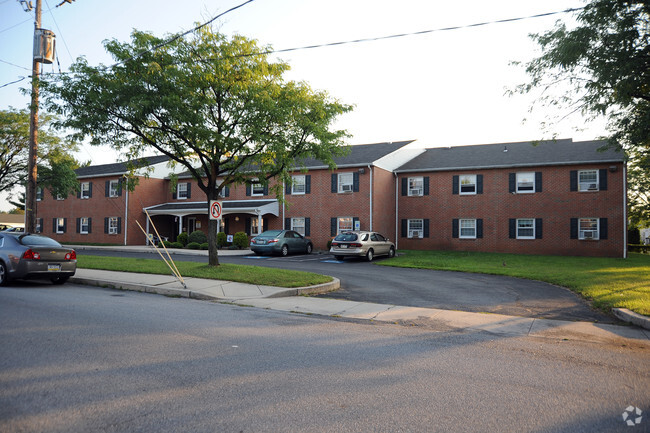 Primary Photo - Laurel Court Apartments