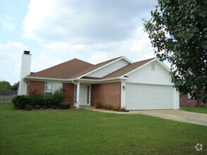 Building Photo - 3 Bedrooms 2 Baths Double Garage home, Gar...