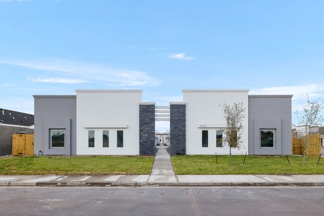 Building Photo - 3300 Fuerte Ave