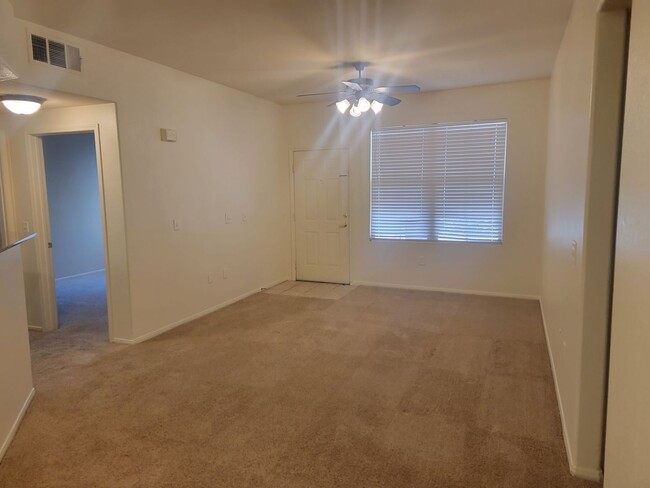 Building Photo - Clean and cozy 2 bed condo in gated commun...