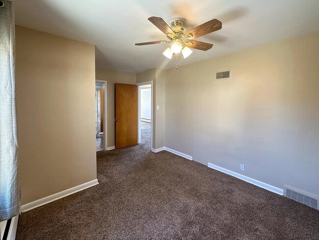 Building Photo - Great two bed / one bath in south Denver f...