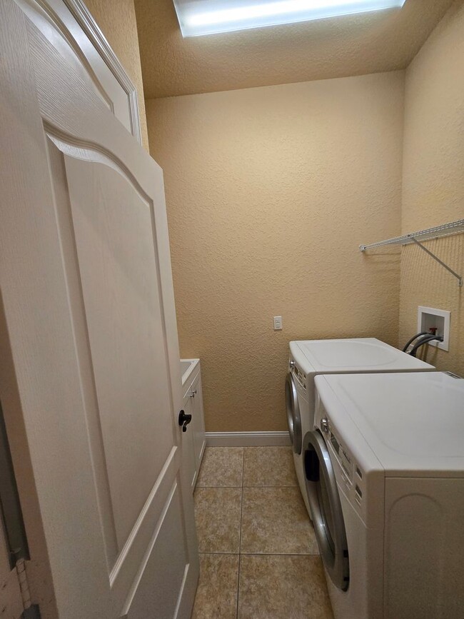 Building Photo - 5/3.5 Willow Oak Plantation