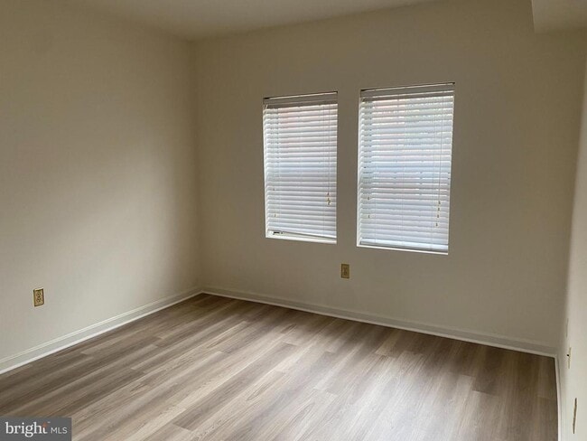 Building Photo - 1816 Queens Ln