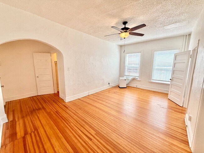 Building Photo - Gorgeous 1 Bed 1 Bath Apartment in Cap Hill! Available NOW!