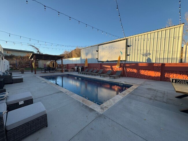 Building Photo - 380 Utah Ave