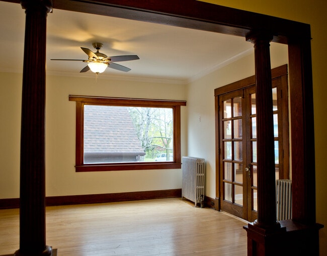 Building Photo - 225 Buell St