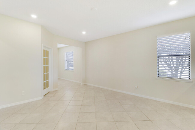 Building Photo - 633 SE Monet Dr
