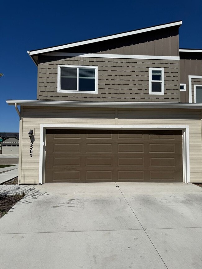 Building Photo - Available Now- Beautiful Nampa Townhome