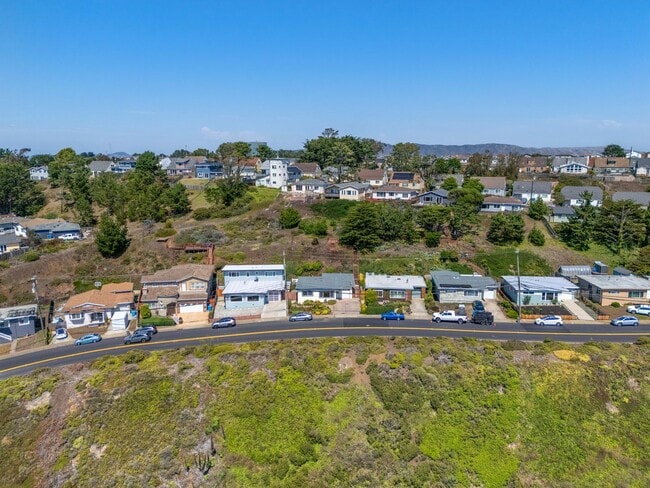 Building Photo - Pacific Ocean and Hillside Views