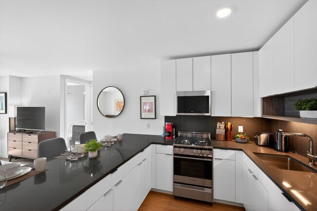 Building Photo - 68 W 37th St