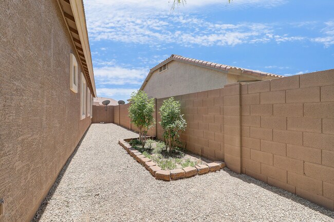 Building Photo - 8606 W Helen Ln