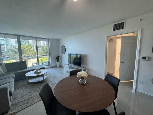 Building Photo - 1155 Brickell Bay Dr