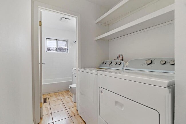 Building Photo - 1180 Larkdale Row