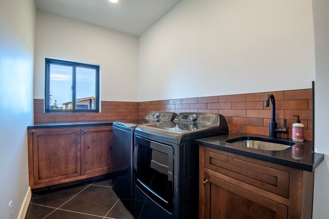 Building Photo - 1601 Jackrabbit Ln
