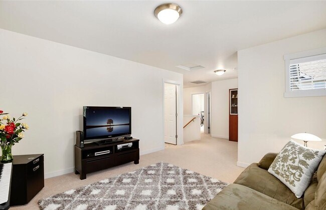 Building Photo - Snoqualmie home for rent - 3 bed, 2.5 bath, spacious loft.