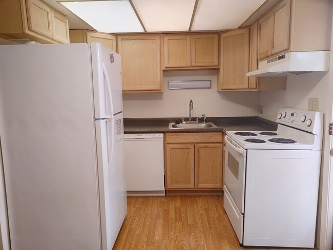Building Photo - 2 Bed/1 Bath Townhouse