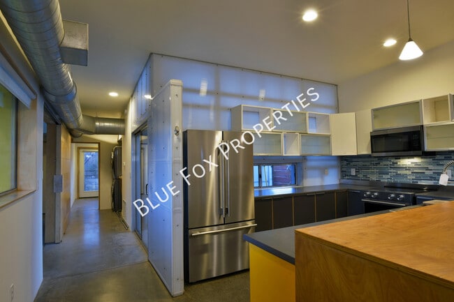 Building Photo - 1150 E 15th St