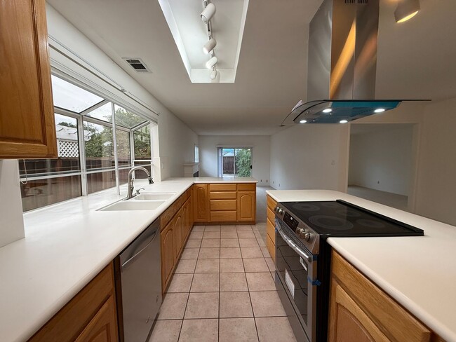 Building Photo - Single Story Home in Quiet Neigbhorhood Ne...