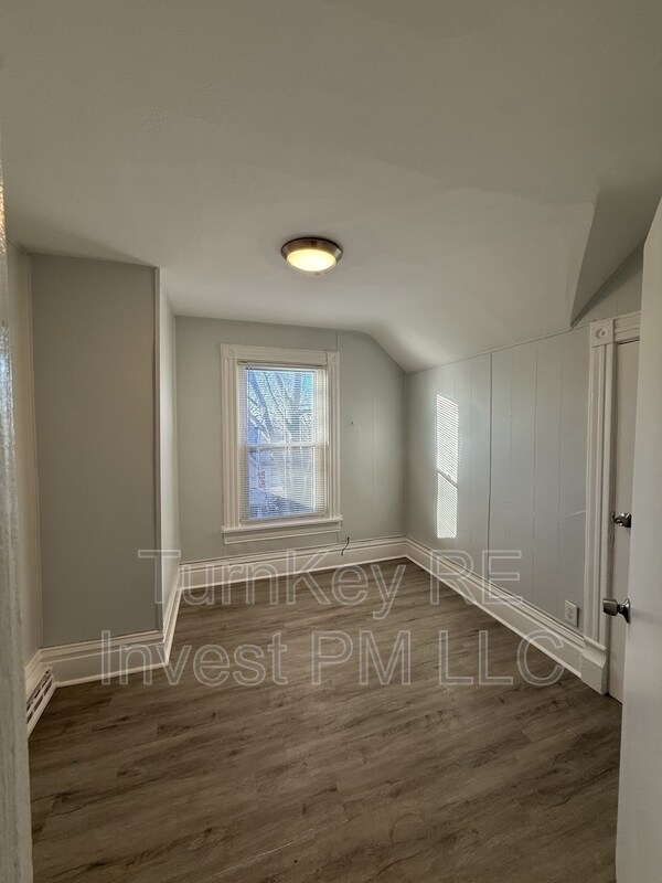 Building Photo - 111 Center Ave