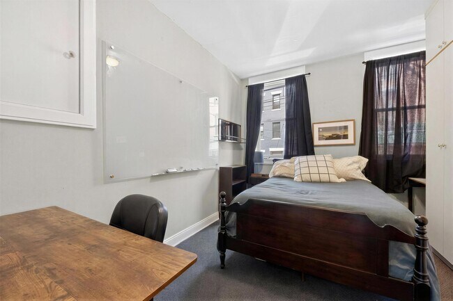 Building Photo - 105 8th St