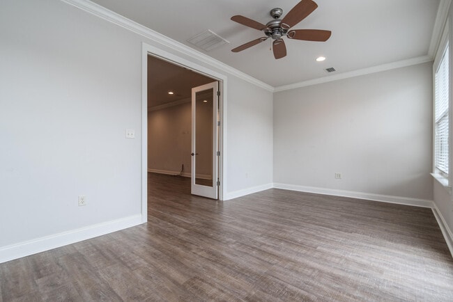 Building Photo - 718 Woods Dr