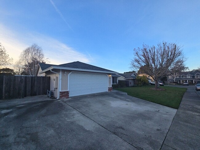 Building Photo - Pet friendly! 3DB/2BA Fortuna home on quiet road!