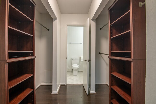 Building Photo - 1001 Woodland Vlg