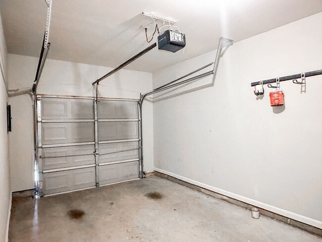 Building Photo - 3/2.5 Townhome in great Oakwood location