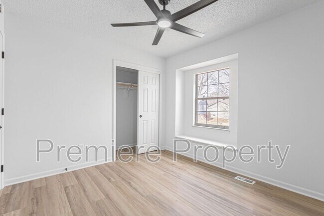 Building Photo - 3213 SE 6th Ct