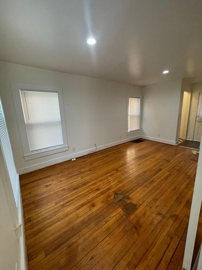 Building Photo - Spacious 5-Bedroom Home Near EMU