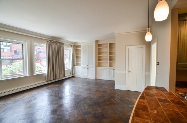 Building Photo - 180 Newbury St