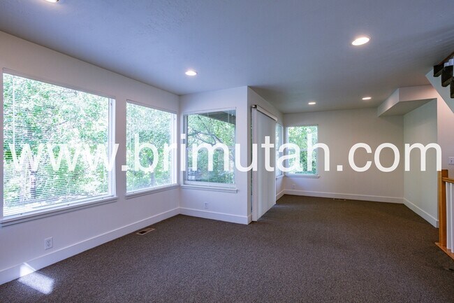 Building Photo - 1147 E Garfield Ave