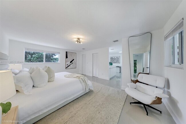 Building Photo - 871 NE 81st St