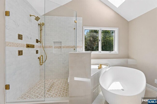 Building Photo - 2 W Saddle River Rd