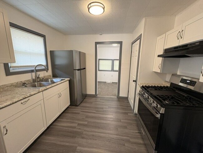 Building Photo - Move-In Ready 2-Bedroom Home with Modern Kitchen, Basement & Front Porch