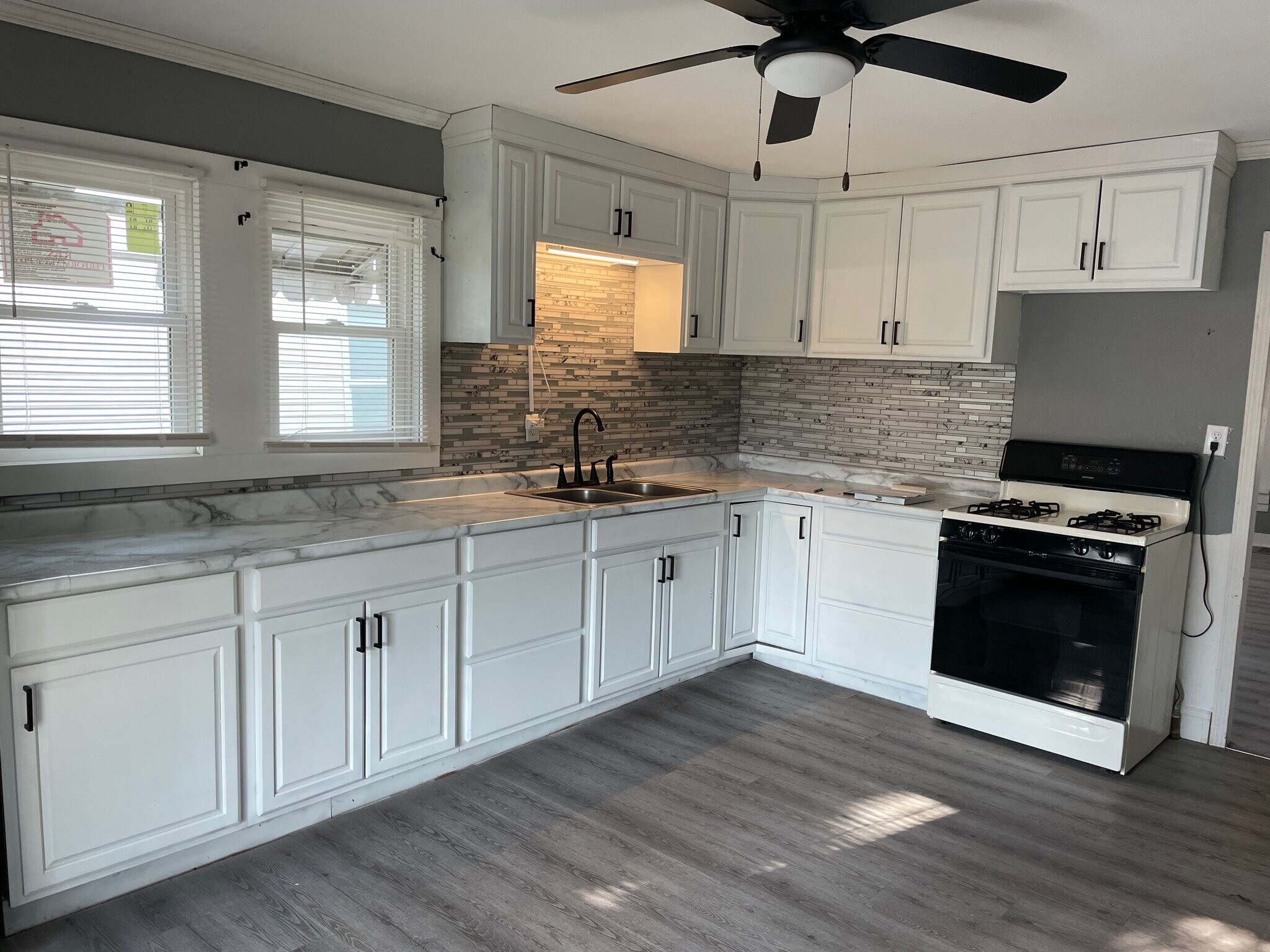 Building Photo - 2148 N Graceland Ave