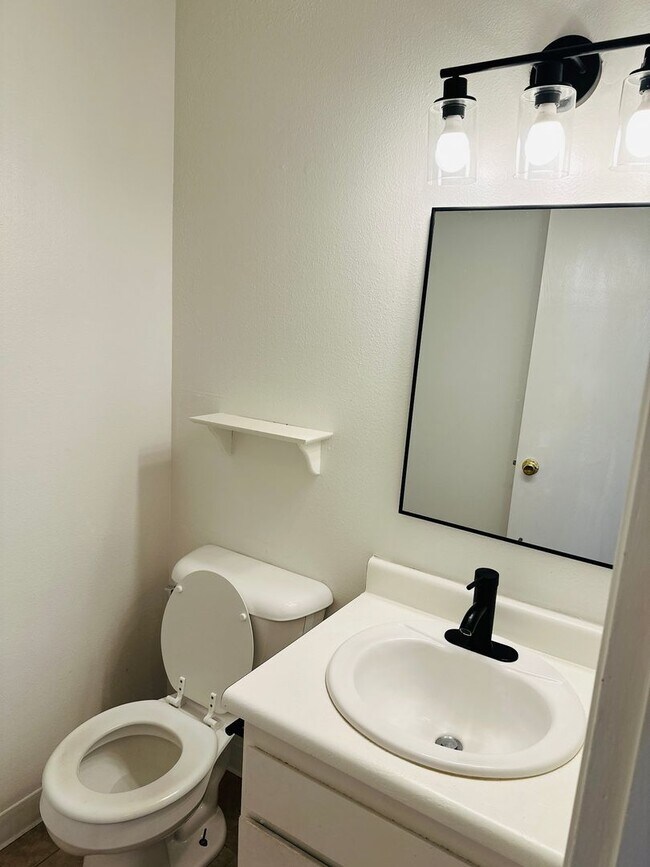 Building Photo - Charming Condo Conveniently Located