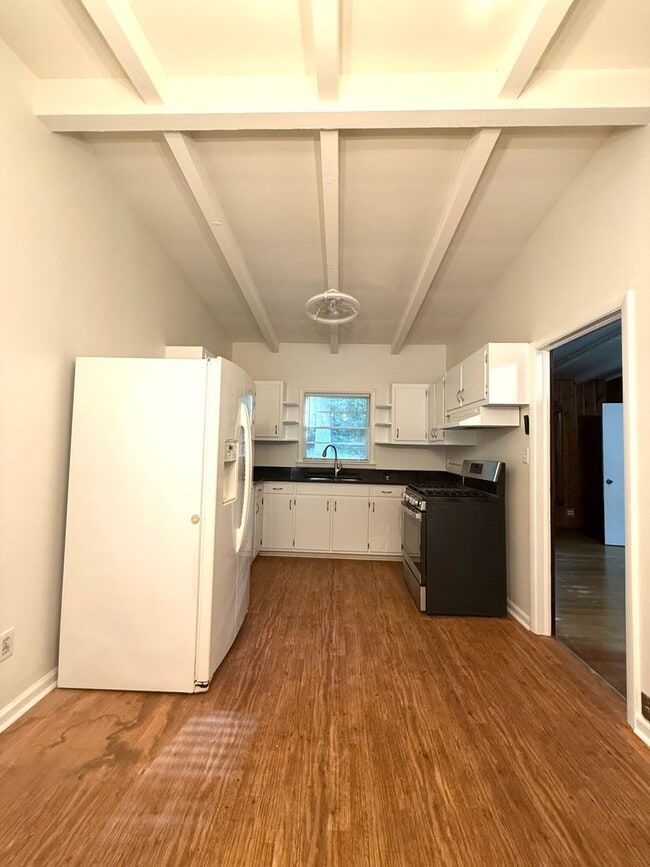 Building Photo - Vintage ranch with loads of charm!