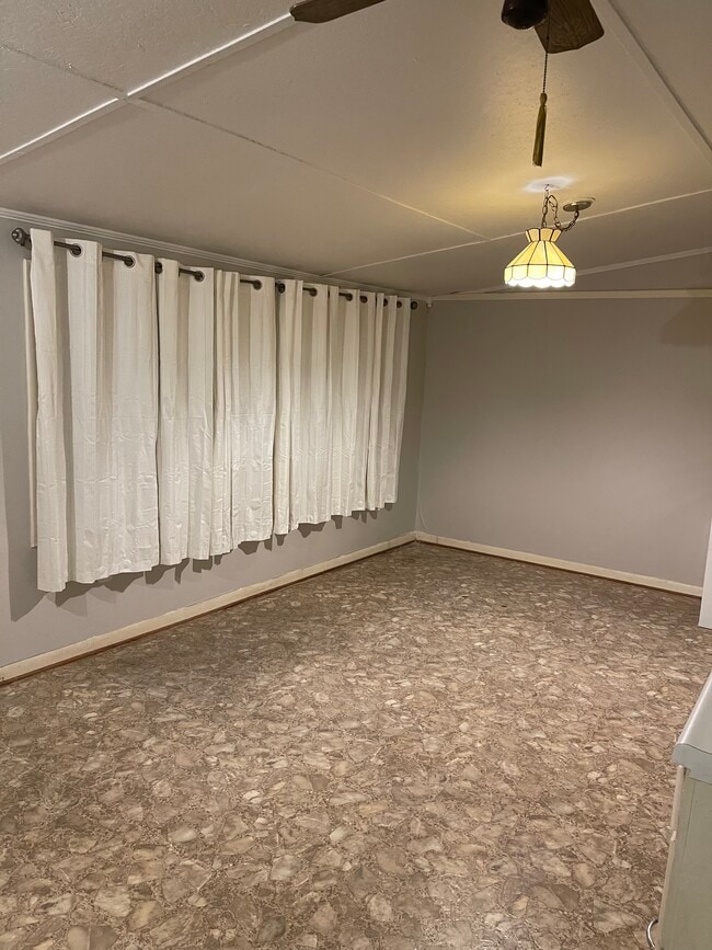 Building Photo - 298 Persimmon St