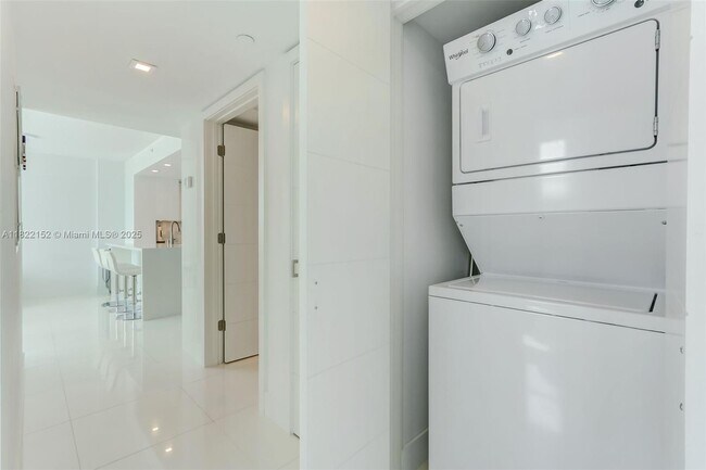 Building Photo - 3000 Coral Wy