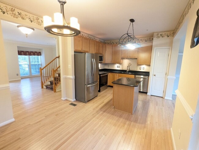 Building Photo - Townhome in *OAKDALE school district* ready for you now!