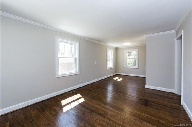 Building Photo - Must view this exquisite 3 bedroom 1 bath brick home. Within 2 miles from Uptown.