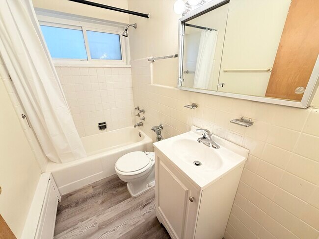 Building Photo - 1400 Chicago Ave