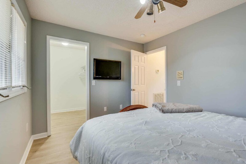 Building Photo - 5009 Emerald Dr